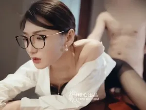 Vào phòng riêng được cấp trên nữ dâm đãng bú chuối cho
