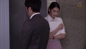 Em thư ký thê thảm bị cấp trên bắt vào khách sạn phục vụ đối tác