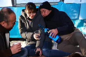ông chồng ngu ngục để vợ đi cắm trại với hàng xóm