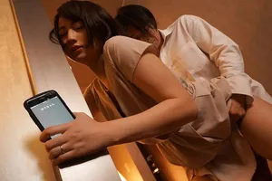 Người vợ đi họp lớp rồi nện với nyc mặc cho chồng ở nhà chờ